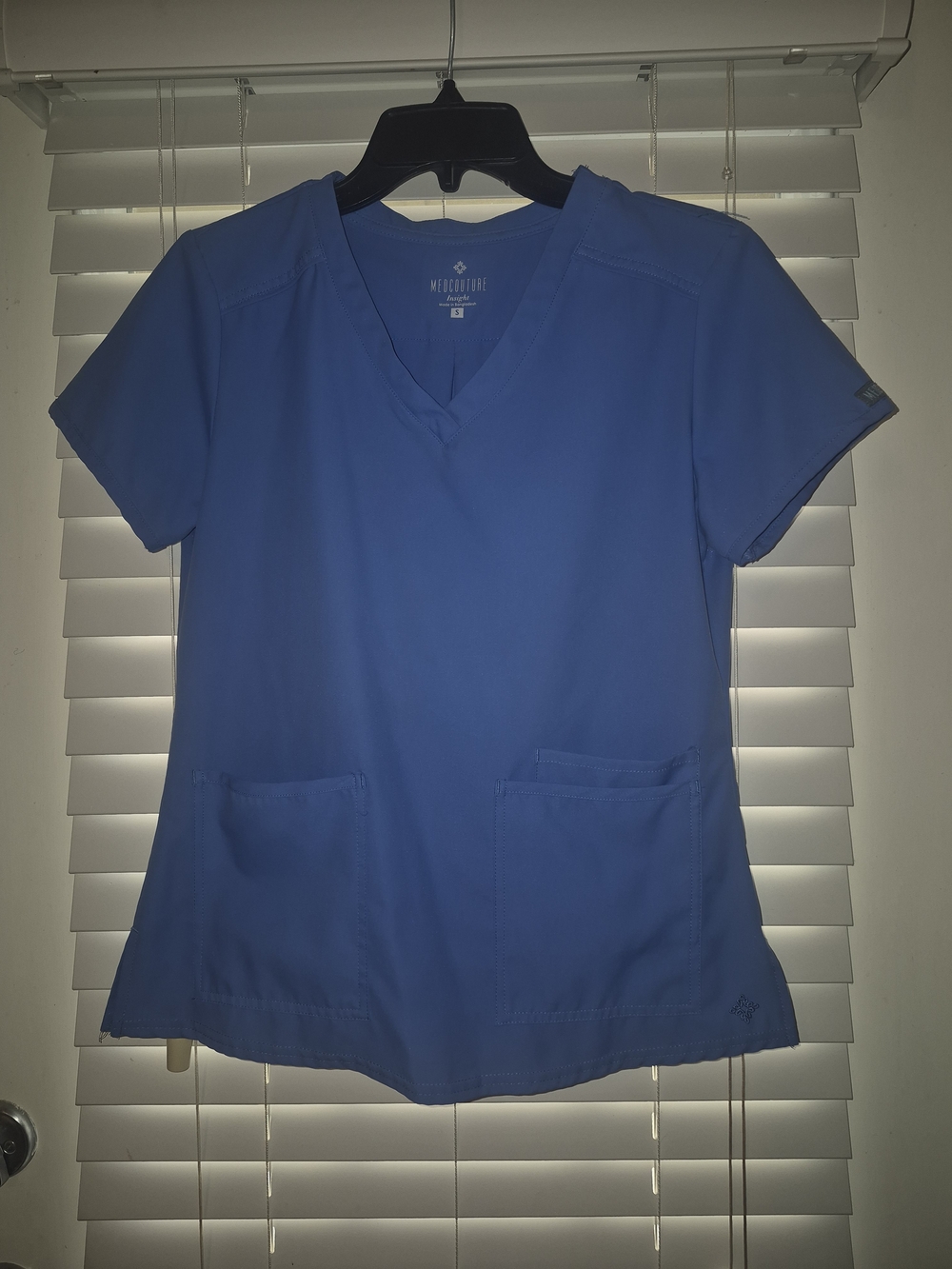 Set Of MEDCOUTURE V-Neck Scrub Top & Joggers In Ceil Sz S